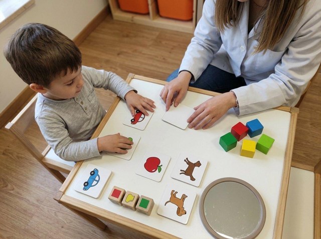 Ayuda a tu hijo a hablar: logopeda infantil para retrasos del lenguaje en Narón - Imagen 1